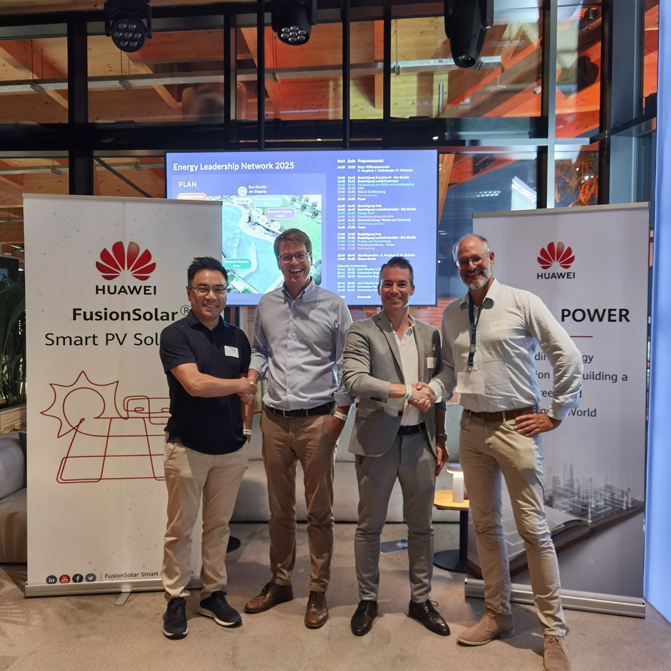 (von links: Herr Ren-Qi (Huawei), Herr Kramer (J.H.K.), Herr Muennicke (Huawei) und Herr Pelzer (J.H.K.)